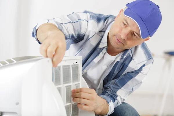 How HVAC Contractors Manage Technicians in the Field